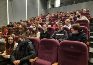 Uczniowie na premierze filmu „The Living Witnesses”
