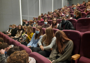 Uczniowie na premierze filmu „The Living Witnesses”