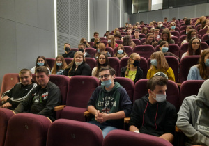 Uczniowie na premierze filmu „The Living Witnesses”