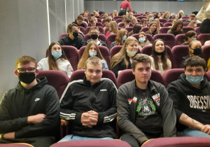 Uczniowie na premierze filmu „The Living Witnesses”