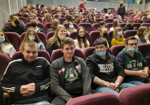 Uczniowie na premierze filmu „The Living Witnesses”