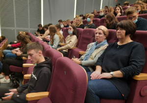 Uczniowie na premierze filmu „The Living Witnesses”