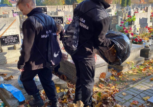Uczniowie Karskiego sprzątają cmentarne groby