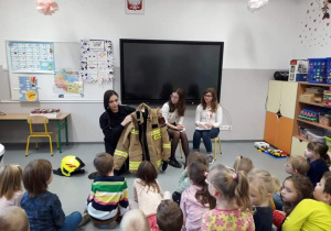 Licealiści czytają przedszkolakom