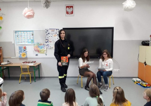 Licealiści czytają przedszkolakom