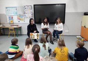 Licealiści czytają przedszkolakom