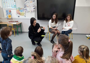 Licealiści czytają przedszkolakom