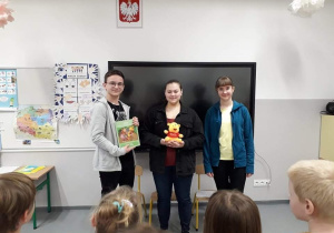 Licealiści czytają przedszkolakom