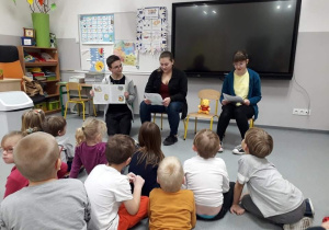 Licealiści czytają przedszkolakom