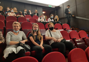 Uczniowie, rodzice i nauczyciele w Teatrze Wielkim w Łodzi.