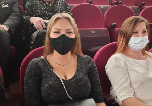 Uczniowie, rodzice i nauczyciele w Teatrze Wielkim w Łodzi.