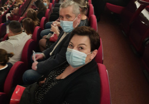 Uczniowie, rodzice i nauczyciele w Teatrze Wielkim w Łodzi.