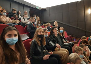 Uczniowie, rodzice i nauczyciele w Teatrze Wielkim w Łodzi.