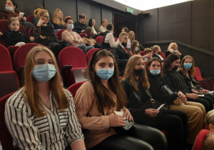Uczniowie, rodzice i nauczyciele w Teatrze Wielkim w Łodzi.