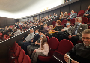 Uczniowie, rodzice i nauczyciele w Teatrze Wielkim w Łodzi.