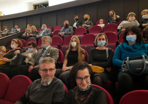 Uczniowie, rodzice i nauczyciele w Teatrze Wielkim w Łodzi.