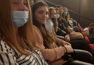 Uczniowie, rodzice i nauczyciele w Teatrze Wielkim w Łodzi.