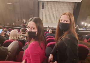 Uczniowie, rodzice i nauczyciele w Teatrze Wielkim w Łodzi.