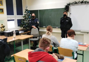 Spotkanie uczniów klas II z policjantami