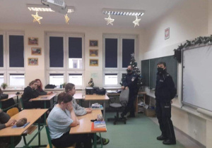 Spotkanie uczniów klas II z policjantami