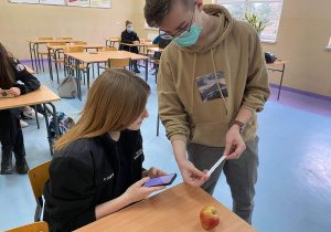 Przygotowania młodzieży do świątecznych podarków dla mieszkańców DPS w Wiśniowej Górze
