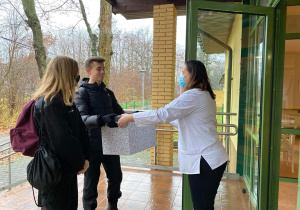 Wizyta młodzieży z prezentem w DPS w Wiśniowej Górze