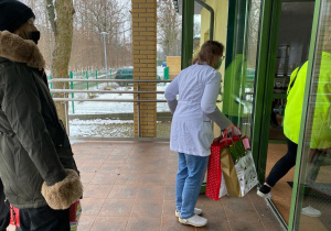 Karski pomaga seniorom