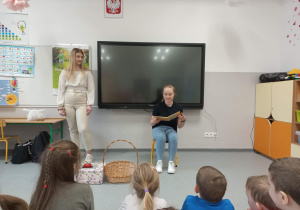 Licealiści czytają przedszkolakom