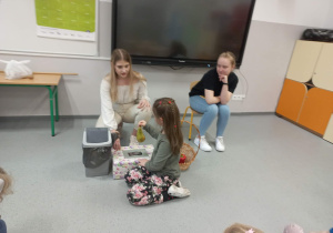 Licealiści czytają przedszkolakom