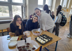 Kiermasz słodkości na pomoc Ukrainie.