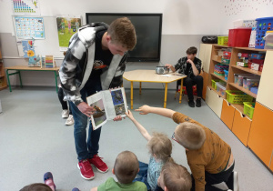 Licealiści czytają przedszkolakom