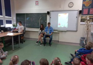 Licealiści czytają przedszkolakom