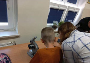 Licealiści czytają przedszkolakom