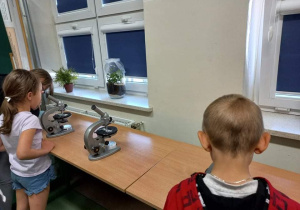 Licealiści czytają przedszkolakom