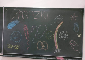 Licealiści czytają przedszkolakom