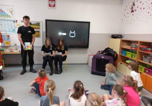 Licealiści czytają przedszkolakom