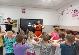 Licealiści czytają przedszkolakom