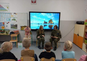 Licealiści czytają przedszkolakom