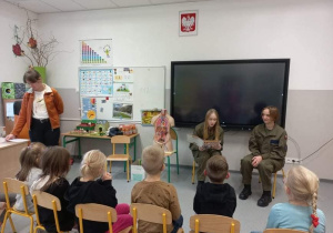 Licealiści czytają przedszkolakom