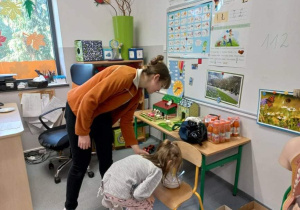 Licealiści czytają przedszkolakom