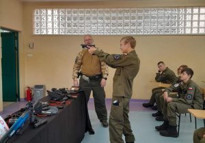 Zajęcia ze strzelectwa prowadzi instruktor PZS p. Adam Daragó