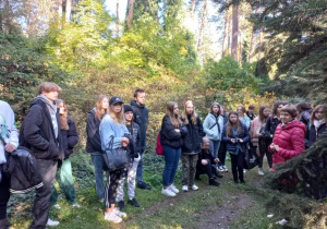 Uczniowie naszego liceum w otoczeniu przyrody. Arboretum w Rogowie