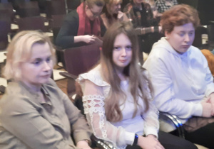 Humaniści Karskiego na koncercie folkowego zespołu Sutari w ŁDK