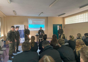 Spotkanie uczniów Karskiego z przedstawicielami uczelni mundurowych