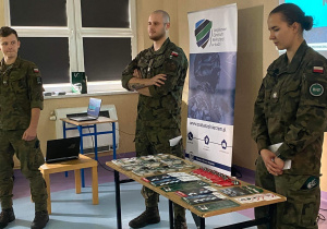 Spotkanie uczniów Karskiego z przedstawicielami uczelni mundurowych