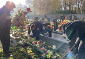 Wolontariusze Karskiego porządkują groby na cmentarzu w Bedoniu