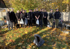 Wolontariusze Karskiego porządkują groby na cmentarzu w Bedoniu