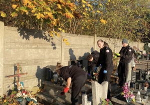 Wolontariusze Karskiego porządkują groby na cmentarzu w Bedoniu