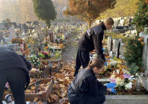 Wolontariusze Karskiego porządkują groby na cmentarzu w Bedoniu