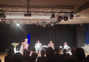 Humaniści Karskiego na spektaklu "Lekkomyślna siostra" w Domu Kultury 502